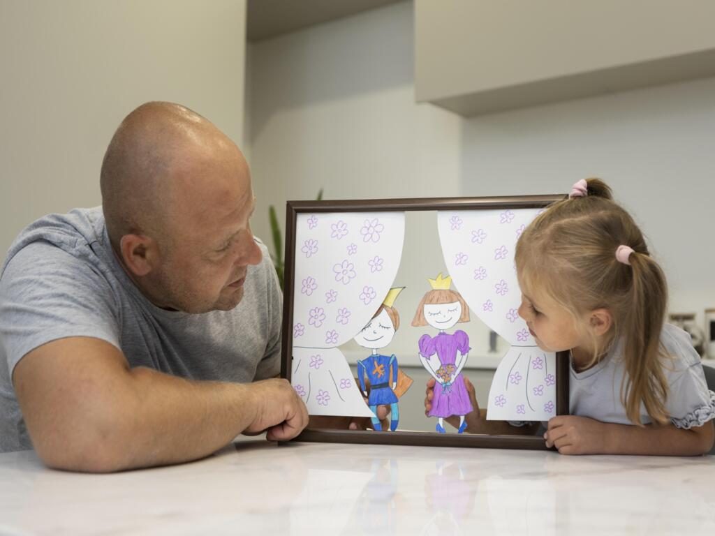 father-daughter-playing-with-puppets (1)